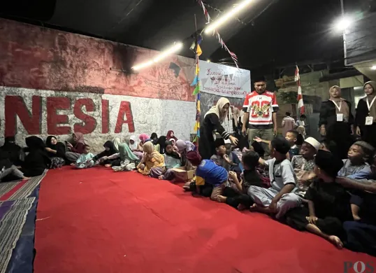 Suasana acara tasyakuran yang diselenggarakan oleh warga RT 05 RW 002 Gang Gurame, Kayu Tinggi, Cakung, Jakarta Timur, Sabtu, 14 Agustus 2025. (Sumber: POSKOTA | Foto: M Tegar Jihad)