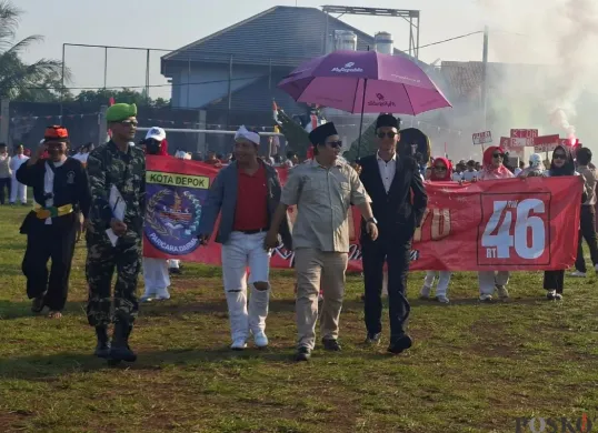 Parade kostum pahlawan menyemarakkan HUT ke-80 RI di Lapangan Godam, Jalan Remaja, Kelurahan Mampang, Kecamatan Pancoran Mas, Kota Depok, Minggu, 17 Agustus 2025. (Sumber: Poskota/Angga Pahlevi)