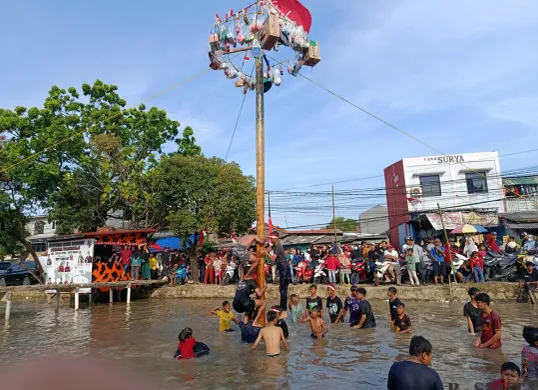 Warga Kampung Asem, Kelurahan Margamulya, Kecamatan Bekasi Timur, Kota Bekasi antusias mengikuti berbagai lomba khas Agustusan dalam rangka perayaan HUT ke-80 RI. (Sumber: POSKOTA | Foto: Nurpini Aulia Rapika)