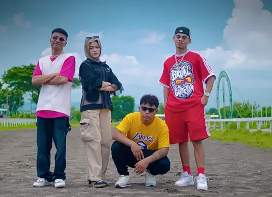 Potret grup Sipet Open Up yang menyanyikan lagu Tabola Bale. (Sumber: YouTube/Silet Open Up)