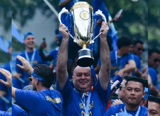 Bojan Hodak angkat piala pada perayaan juara tim Persib Bandung. (Sumber: Instagram/@persib)