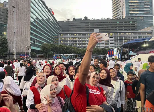 Kawasan Bunderan HI, Jakarta Pusat, ramai dipadati masyarakat yang ingin menikmati hiburan rakyat pada hari Kemerdekaan RI ke-80, Minggu, 17 Agustus 2025. (Sumber: POSKOTA | Foto: Pandi Ramedhan)