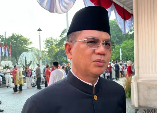 Kepala Dishub Jakarta, Syafrin Liputo saat menyampaikan pernyataan kepada awak media di Balai Kota Jakarta, Minggu, 17 Agustus 2025. (Sumber: Poskota/Muhammad Tegar Jihad)