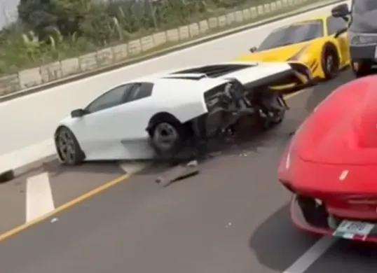 Tangkap layar mobil sport Lamborghini berwarna putih yang mengalami kecelakaan di Tol Kunciran arah Serpong, Tangerang Selatan, pada Minggu, 17 Agustus 2025. (Sumber: Instagram @warungjurnalis)