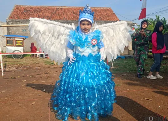 Zakiyya, warga Pondok Rajeg, Cibinong Kabupaten Bogor, mengenakan kostum berbahan plastik dalam perayaan HUT ke-80 RI, Minggu, 17 Agustus 2025. (Sumber: Poskota/Giffar Rivana)