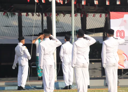 Ratusan warga binaan menggelar upacara HUT ke-80 RI di Lembaga Pemasyarakatan (Lapas) Kelas I Cipinang, Jakarta, Jakarta Timur, Minggu, 17 Agustus 2025. (Sumber: Dok. Lapas Cipinang)