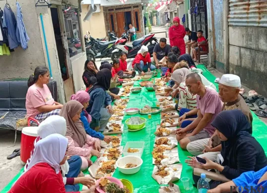 Kegiatan makan bersama warga RT 01 RW 07 Kelurahan Duri Kepa, Kebon Jeruk, Jakarta Barat, dalam peringatan HUT ke-80 RI, Minggu, 17 Agustus 2025. (Sumber: Poskota/Pandi Ramedhan)