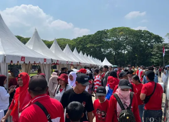 Situasi antren makanan gratis di lapangan sisi Selatan Monas, Jakarta Pusat, Minggu, 17 Agustus 2025. (Sumber: Poskota/Muhammad Tegar Jihad)