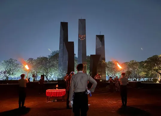 Suasana khidmat apel kehormatan di Taman Makam Pahlawan Bulak Kapal, Kota Bekasi, Minggu 17 Agustus 2025, dini hari WIB. (Sumber: Dok. Pemkot Bekasi)