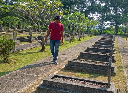 Mustopa seorang penjaga TMP Pondok Rajeg, Cibinong Kabupaten Bogor. (Sumber: POSKOTA | Foto: Giffar Rivana)