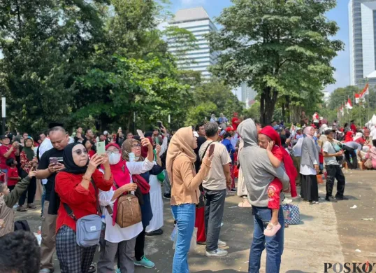 Antusias masyarakat saat melihat pertunjukan pesawat tempur di langit-langit Monas, Jakarta Pusat, Minggu, 17 Agustus 2025. (Sumber: Poskota/Muhammad Tegar Jihad)