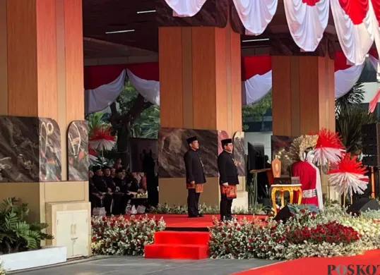 Gubernur Jakarta, Pramono Anung memimpin Upacara HUT ke-80 RI di Halaman Balai Kota Jakarta, Minggu, 17 Agustus 2025. (Sumber: Poskota/Muhammad Tegar Jihad)