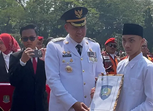 Wali Kota Bekasi, Tri Adhianto, menyerahkan secara simbolis surat keputusan remisi kepada perwakilan narapidana usai Upacara HUT ke-80 RI di Alun-Alun M Hasibuan, Kota Bekasi, Minggu 17 Agustus 2025. (Sumber: Istimewa)