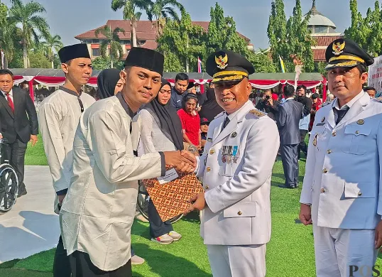 Wali Kota Depok, Supian Suri, menyerahkan berkas remisi bebas kepada warga binaan Rutan Kelas 1 Depok, Minggu, 17 Agustus 2025. (Sumber: POSKOTA | Foto: Angga Pahlevi)