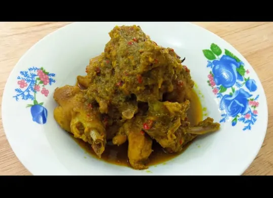 Semangkuk oblok tongki khas Bekasi dengan bumbu cabai kental, siap disantap bersama nasi panas. (Sumber: Youtube/@Mei Tengki)