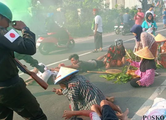 Warga Pondok Rajeg, Cibinong, Kabupaten Bogor menggelar teatrikal perjuangan melawan penjajah untuk kemerdekaan Indonesia, Minggu, 17 Agustus 2025. (Sumber: Poskota/Giffar Rivana)