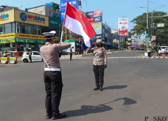 Pembacaan teks proklamasi dalam peringatan HUT ke-80 RI di persimpangan Jalan Margonda, Kelurahan Kemirimuka, Kecamatan Beji, Kota Depok, Minggu, 17 Agustus 2025. (Sumber: Poskota/Angga Pahlevi)