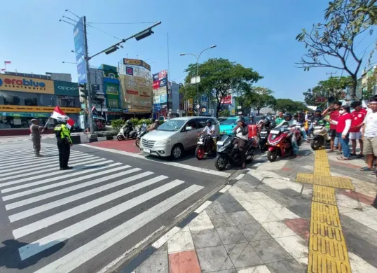 Warga Depok khidmat ikuti detik-detik proklamasi (Sumber: Diskominfo Depok)