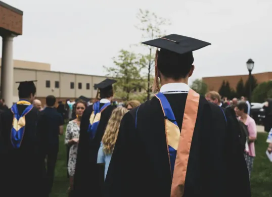 8 Jurusan Kuliah yang Tidak Disesali oleh Lulusannya Menurut Survei Perusahaan Internasional (Sumber: Unsplash/Charles DeLoye)