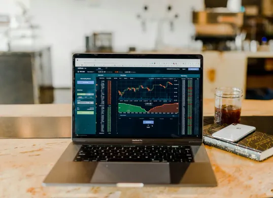7 Tips Memulai Investasi Saham Bagi Pemula (Sumber: Unsplash/Austin Distel)