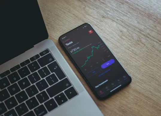 Ilustrasi investasi saham. (Sumber: Unsplash/Aidan Hancock)