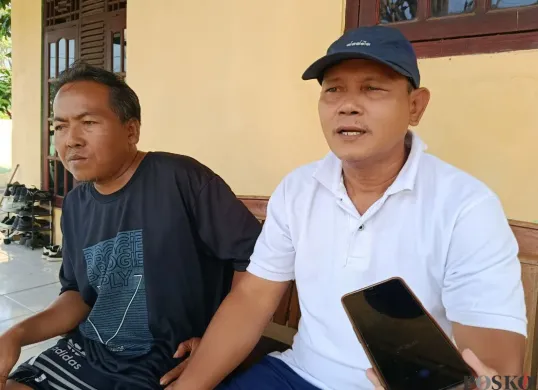 Diman Supratman, 51 tahun, warga Desa Srimukti, Kecamatan Tambun Utara, Kabupaten Bekasi, menyampaikan dugaan penyalahgunaan data fiktif kompensasi penggusuran bangunan liar, Senin, 18 Agustus 2025. (Sumber: Poskota/Nurpini Aulia Rapika)