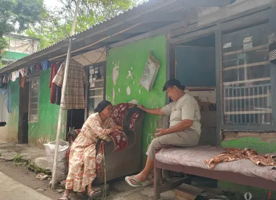 Ici, warga Kampung Cigeger Citeureup, Kabupaten Bogor, terganggu dengan aktivitas pabrik semen pada waktu malam. (Sumber: Poskota/Giffar Rivana)