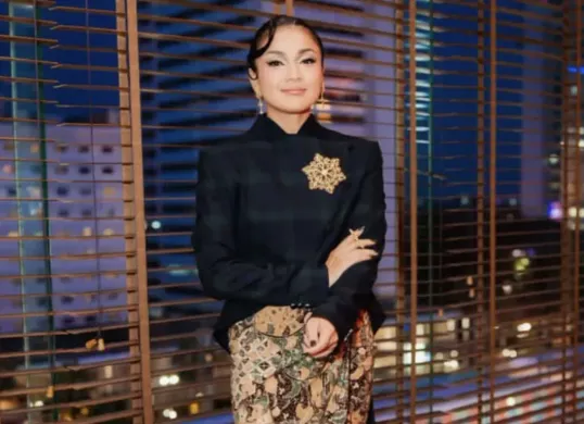Nirina Zubir tampil elegan dalam balutan busana rancangan Wilsen Willim di gala premiere film Hanya Namamu Dalam Doaku. (Sumber: Instagram/@nirinazubir_)