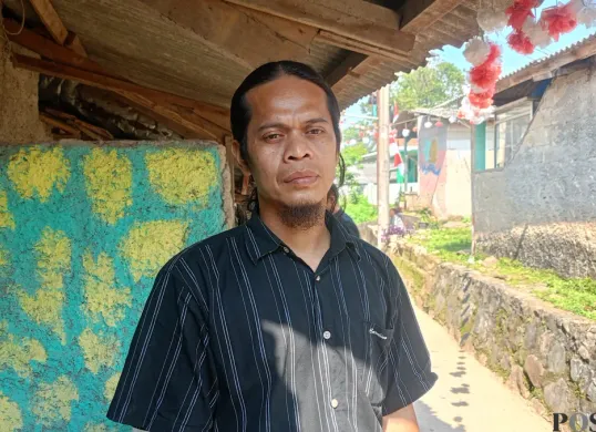 Hendra, Ketua RT 03 RW 07, Kampung Cigeger, Citeureup sudah tak aneh, melihat wilayahnya dihujani debu, walaupun tak separah kejadian pada Minggu, 10 Agustus kemarin. (Sumber: Poskota/Giffar Rivana)