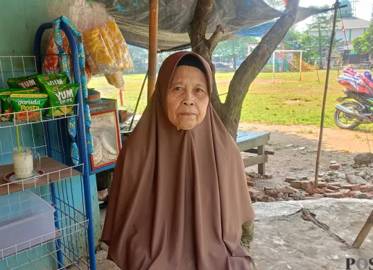 Napsiah, warga Kampung Cigeger, Desa Citeureup, Kecamatan Citeureup, Kabupaten Bogor menceritakan detik-detik hujan debu yang terjadi di wilayah tersebut. (Sumber: Poskota/Giffar Rivana)
