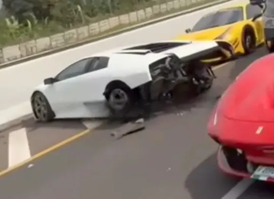 Lamborghini hancur usai kecelakaan di tol kunciran Tangerang (Sumber: warungjurnalis)