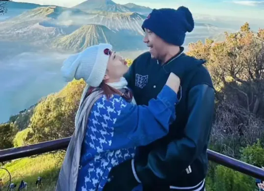 Potret kebersamaan Mpok Alpa dan suaminya, Aji Darmaji. (Sumber: Instagram)