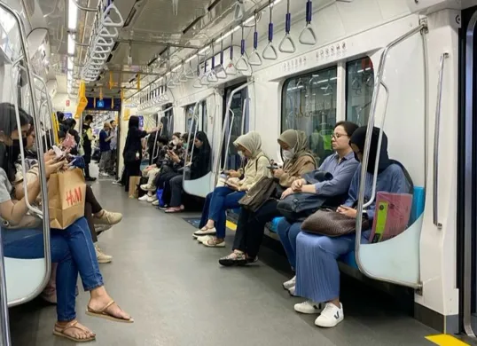 Transportasi publik menjadi salah satu solusi hemat biaya hidup di Jakarta. (Sumber: Pinterest/@Gayati Nur Hamidah)