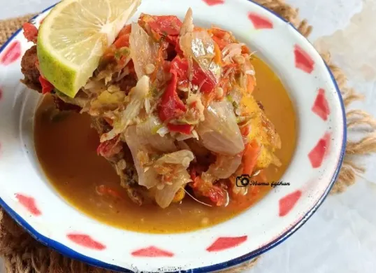 Sepiring ayam pecak khas Betawi (Sumber: Pinterest)