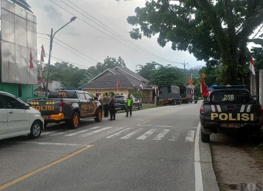 Polisi pada Senin, 18 Agustus 2025, masih berjaga di TKP bentrokan suporter usai pertandingan sepak bola tarkam di Jasinga Kabupaten Bogor. (Sumber: POSKOTA | Foto: Giffar Rivana)