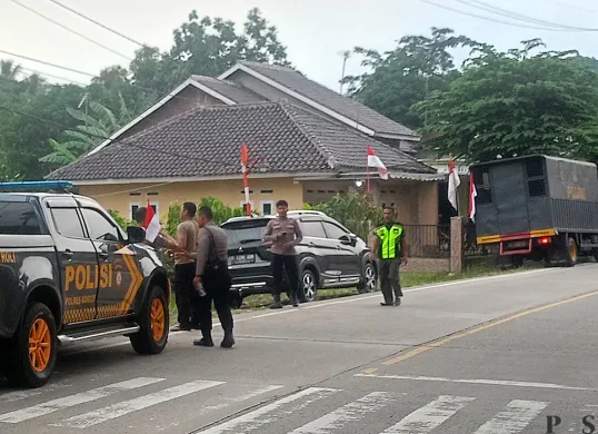 Polisi pada Senin, 18 Agustus 2025, masih berjaga di TKP bentrokan suporter usai pertandingan sepak bola tarkam di Jasinga Kabupaten Bogor. (Sumber: POSKOTA | Foto: Giffar Rivana)