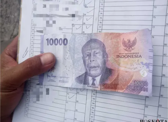Uang pecahan Rp10 ribu yang diduga palsu diterima driver ojol di Kebayoran Lama, Jakarta Selatan, usai mengantar penumpang dari RSPP ke Stasiun Kebayoran Lama. (Sumber: Poskota/Pandi Ramedhan)