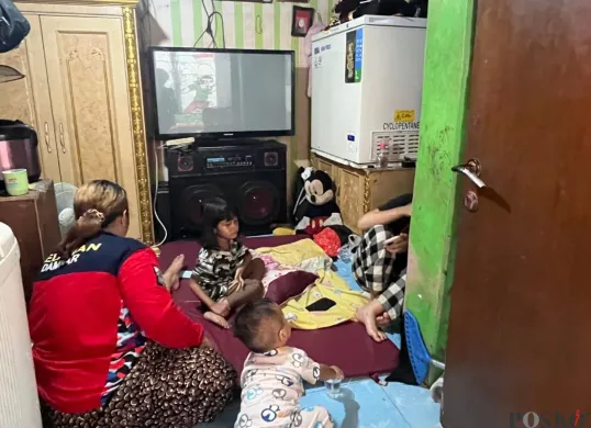 Barang elektronik di rumah ketua RT 05 RW 22 Kelurahan Muar Angke, Penjaringan, Jakarta Utara, yang tampak sudah diletakkan di atas meja, Senin, 18 Agustus 2025. (Sumber: Poskota/Pandi Ramedhan)