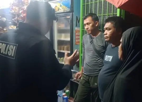 Polisi mengecek TKP pembobolan warung kelontong di kawasan Kebon Jeruk, Jakarta Barat pada Senin, 18 Agustus 2025. (Sumber: Istimewa)
