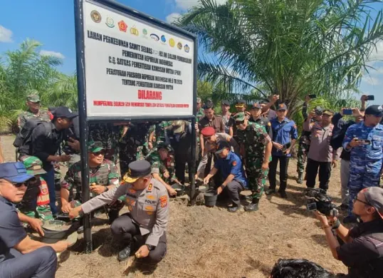 Satgas PKH RI menertibkan lahan sawit ilegal di Kabupaten Bombana, Sulawesi Tenggara, yang tidak sesuai dengan perizinan yang dimiliki. (Sumber: Dok. Kejagung RI)