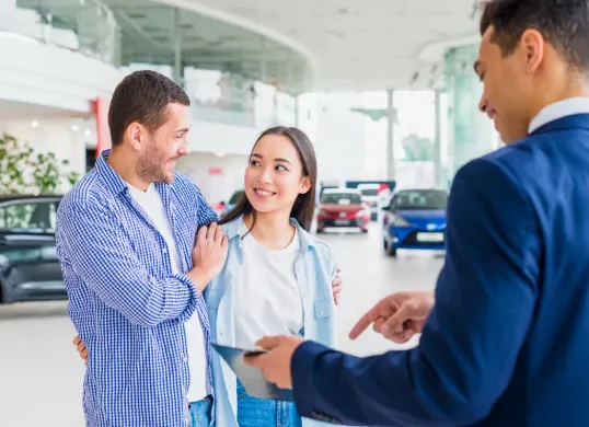 Ilustrasi beli mobil pertama kali mobil bensin atau mobil listrik (Sumber: Freepik)