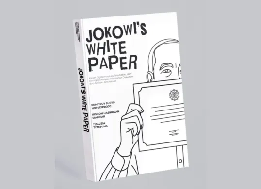 Mantan Menteri Pemuda dan Olahraga, Roy Suryo, bersama Rismon Sianipar dan Tiffauzia Tiyassuma menerbitkan buku terbaru berjudul Jokowi’s White Paper. (Sumber: X/@DokterTifa)