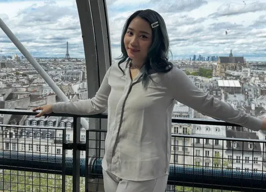 Putri dari mantan Gubernur Jawa Barat Ridwan Kamil dan Atalia Praratya, Camillia Azzahra diisukan pindah agama. (Sumber: Instagram/@camilliazr)