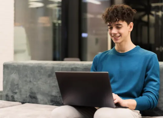 Cara mengatur kamera di Roblox laptop. (Sumber: Freepik/frimufilms)