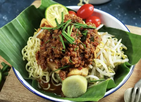 Kuah oncom dan saus tauco menjadi ciri khas cita rasa Tauge Goreng yang unik. (Sumber: Dok/Wilkipedia)