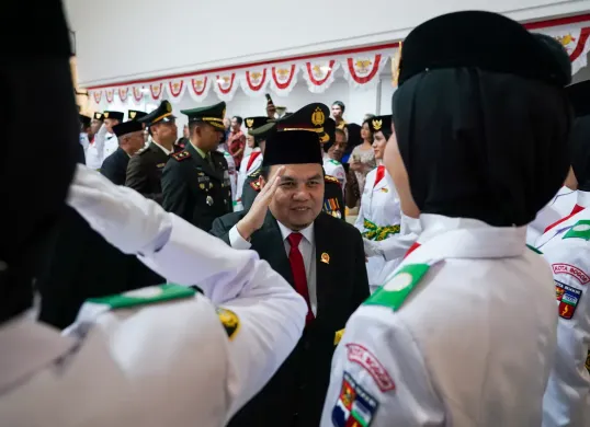 Ketua DPRD Kota Bogor, Adityawarman Adil saat memberikan penghormatan kepada paskibra yang bertugas di Lapangan Sempur, Minggu, 17 Agustus 2025. (Sumber: Dok. DPRD Kota Bogor)