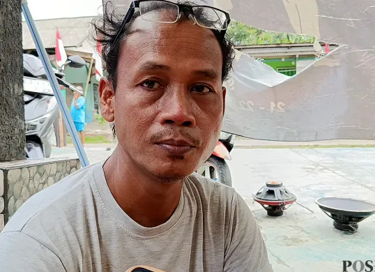 Endang Supriatna, 36 tahun, warga Desa Pasirtanjung, Kecamatan Cikarang Pusat, mengaku resah dan takut atas teror ketuk pintu. (Sumber: POSKOTA | Foto: Nurpini Aulia Rapika)