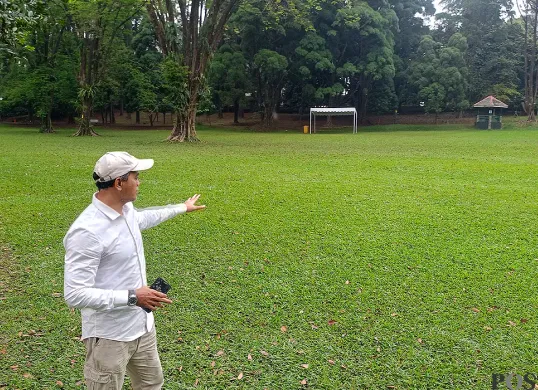 Pihak Kebun Raya Bogor menunjukkan tempat acara yang diikuti oleh konten kreator Endang Yustika. (Sumber: POSKOTA | Foto: Giffar Rivana)