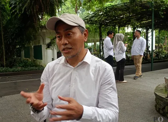 GM Corporate Communication KRB, Zaenal Arifin saat memberikan keterangan kepada awak media terkait dugaan pungli yang menimpa seorang konten kreator. (Sumber: POSKOTA | Foto: Giffar Rivana)