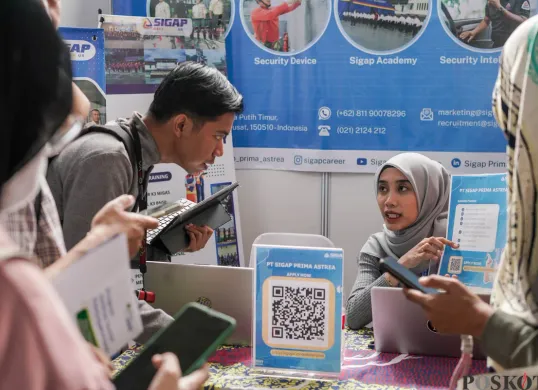 Sejumlah pengunjung mencari informasi lowongan pekerjaan dalam JobFest 2025 di Jakarta International Velodrome, Jakarta, Selasa, 19 Agustus 2025. (Sumber: Poskota/Bilal Nugraha Ginanjar)